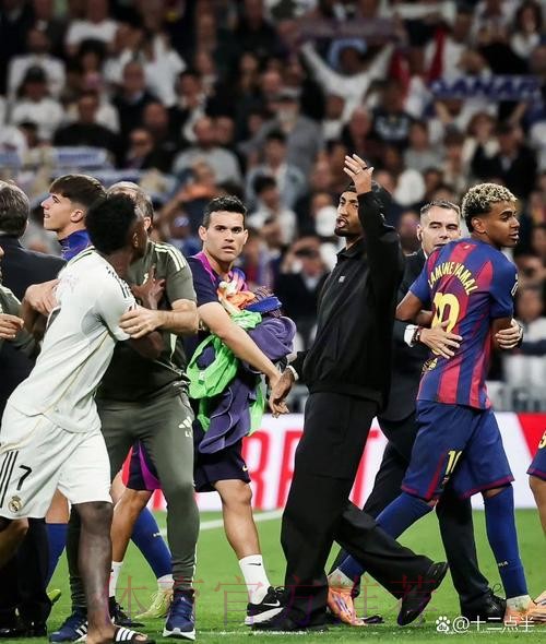 德容:卡瓦哈尔可以私下和亚马尔谈 而不是在场上 德容:卡瓦哈尔可以私下和亚马尔谈 而不是在场上